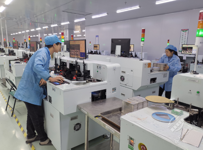 赤壁高新区 企业建设生产双红火，日用百货引领新热潮